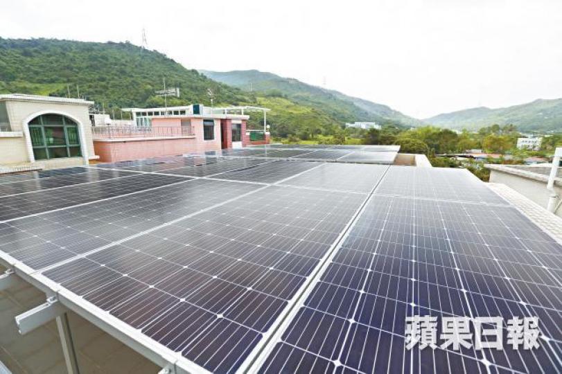 香港適合安裝太陽能的建築以村屋天台佔大多數。鄒潔珊攝Moon指安裝太陽能後,村屋3樓有隔熱功效。Eddie早於2008年已安裝「離網式」太陽能發電系統。 香港適合安裝太陽能的建築以村屋天台佔大多數。鄒潔珊攝Moon指安裝太陽能後,村屋3樓有隔熱功效。Eddie早於2008年已安裝「離網式」太陽能發電系統。