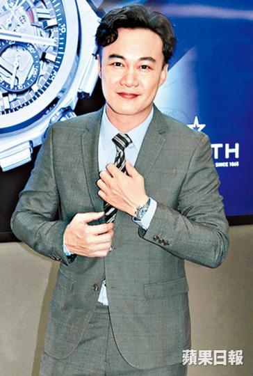 Eason表示今年盡量放時間在音樂上。楊洛婷為活動做司儀,身穿貼身裙的她身形明顯發脹。 Eason表示今年盡量放時間在音樂上。楊洛婷為活動做司儀,身穿貼身裙的她身形明顯發脹。