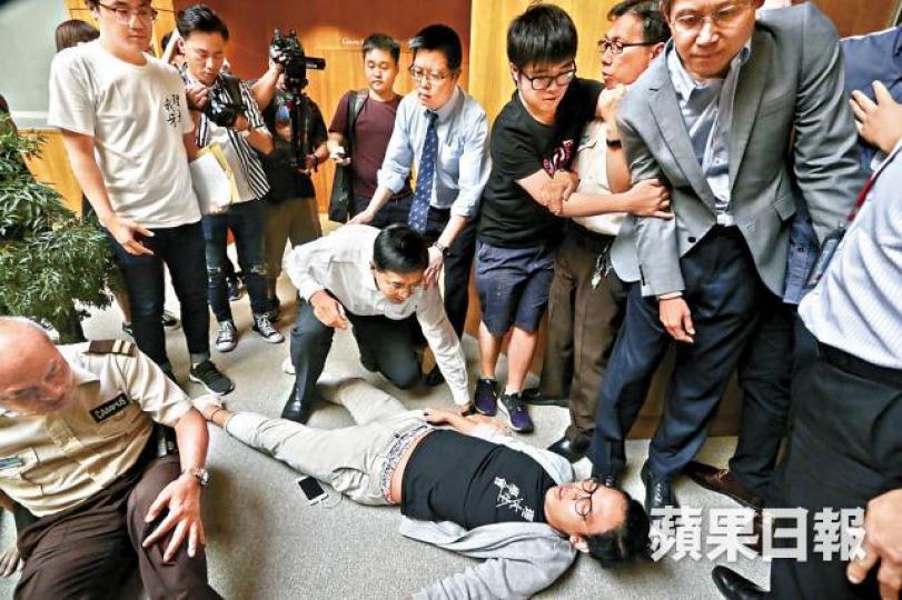 理大學生會長林穎恒及副校長沈岐平混亂期間曾跌倒。