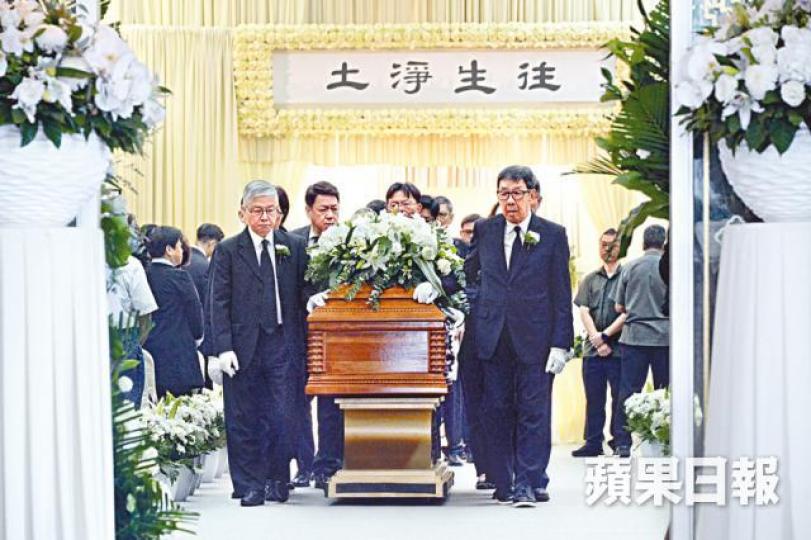胡楓(右)神情哀傷與阮兆輝等為好友吳君麗扶靈。南紅謂吳君麗生前當自己是妹妹看待。薛家燕步出靈堂時難掩哀傷,不停落淚。丁羽神情肅穆,昨早到靈堂送別好友。吳君麗兒子陳金池捧着母親遺照上靈車。黃夏蕙慰問吳君麗家人。 胡楓(右)神情哀傷與阮兆輝等為好友吳君麗扶靈。南紅謂吳君麗生前當自己是妹妹看待。薛家燕步出靈堂時難掩哀傷,不停落淚。丁羽神情肅穆,昨早到靈堂送別好友。吳君麗兒子陳金池捧着母親遺照上靈車。黃夏蕙慰問吳君麗家人。
