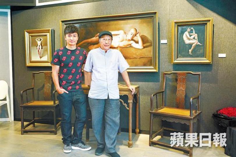 方力申父親方毓仁（右）在畫廊展出30多幅人體油畫。鄒潔珊攝