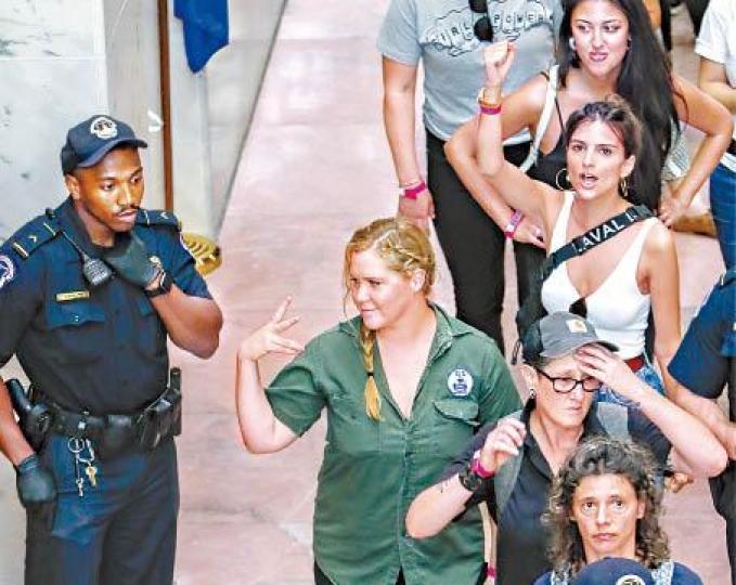 Amy Schumer(中)和Emily Ratajkowski(右)被捕後續舉手抗議。 Amy Schumer(中)和Emily Ratajkowski(右)被捕後續舉手抗議。
