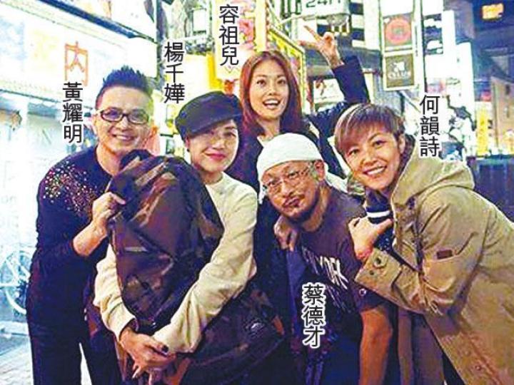 明哥網上貼出祖兒及何韻詩的「世紀合照」,令人喜出望外。互聯網圖片祖兒與阿詩當日更相約食飯,足證她們已冰釋前嫌。容祖兒(右)及何韻詩齊撐明哥日本開騷,更在後台攬攬明哥。 明哥網上貼出祖兒及何韻詩的「世紀合照」,令人喜出望外。互聯網圖片祖兒與阿詩當日更相約食飯,足證她們已冰釋前嫌。容祖兒(右)及何韻詩齊撐明哥日本開騷,更在後台攬攬明哥。