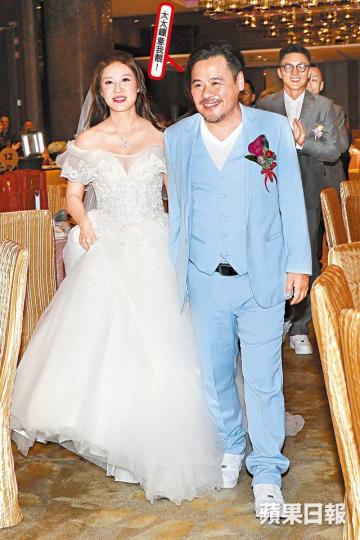 韋家雄昨日再婚,娶「銀行之花」Keynes,兩人全程甜笑,幸福滿瀉。韋家雄早上做足傳統接新娘儀式,迎娶Keynes過門。【錫足30秒】韋家雄與太太Keynes由朝咀到晚。【跳大媽舞】在接新娘時,韋家雄與一班兄弟跳大媽舞。【綠葉兄弟】韋家雄請來一班電視台的綠葉好友做兄弟。 韋家雄昨日再婚,娶「銀行之花」Keynes,兩人全程甜笑,幸福滿瀉。韋家雄早上做足傳統接新娘儀式,迎娶Keynes過門。【錫足30秒】韋家雄與太太Keynes由朝咀到晚。【跳大媽舞】在接新娘時,韋家雄與一班兄弟跳大媽舞。【綠葉兄弟】韋家雄請來一班電視台的綠葉好友做兄弟。