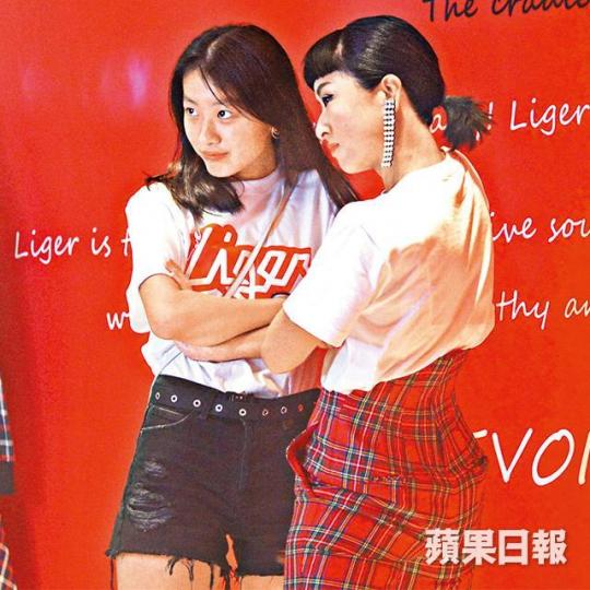 阿徐(右)與女兒康堤前晚在店舖影合照留念。 阿徐(右)與女兒康堤前晚在店舖影合照留念。