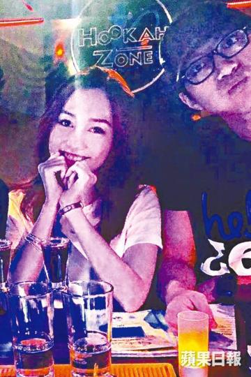 坤哥媾女有計,日前在銅鑼灣飯局上挨近長髮女合照,獲女方整心心回應。讀者提供圖片坤哥被指向長髮女大獻殷勤,主動餵食又密密斟。讀者提供圖片「偽毒坤」坤哥曾戀上Aka,更力撐對方的畫展。資料圖片王卓淇一雙43吋長腿被指曾迷倒坤哥,二人一度撻着。互聯網圖片 坤哥媾女有計,日前在銅鑼灣飯局上挨近長髮女合照,獲女方整心心回應。讀者提供圖片坤哥被指向長髮女大獻殷勤,主動餵食又密密斟。讀者提供圖片「偽毒坤」坤哥曾戀上Aka,更力撐對方的畫展。資料圖片王卓淇一雙43吋長腿被指曾迷倒坤哥,二人一度撻着。互聯網圖片