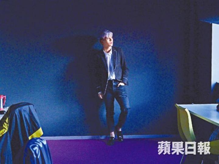 半工讀的細貓曾因經濟壓力想退出比賽。細貓在節目中表演自彈自唱,其實表現不差。細貓(右一)自言當姜濤(左二)弟弟般看待。資料圖片 半工讀的細貓曾因經濟壓力想退出比賽。細貓在節目中表演自彈自唱,其實表現不差。細貓(右一)自言當姜濤(左二)弟弟般看待。資料圖片