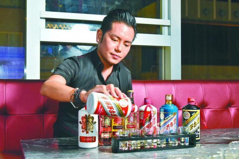 何偉略指東南亞人少飲烈酒,但為招待內地商人亦要挑戰國酒茅台。生肖酒限時限量供應,去年雞年版茅台已停產。 何偉略指東南亞人少飲烈酒,但為招待內地商人亦要挑戰國酒茅台。生肖酒限時限量供應,去年雞年版茅台已停產。