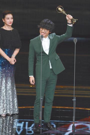 盧廣仲前晚憑《花甲男孩轉大人》成為出爐金鐘視帝,撼贏勁敵莫子儀。 台灣《蘋果日報》《台北歌手》導演樓一安(右)認為評審欠莫子儀一個公道。 台灣《蘋果日報》周海媚換上閃閃晚裝,與張軒睿上台頒獎。 台灣《蘋果日報》 盧廣仲前晚憑《花甲男孩轉大人》成為出爐金鐘視帝,撼贏勁敵莫子儀。 台灣《蘋果日報》《台北歌手》導演樓一安(右)認為評審欠莫子儀一個公道。 台灣《蘋果日報》周海媚換上閃閃晚裝,與張軒睿上台頒獎。 台灣《蘋果日報》