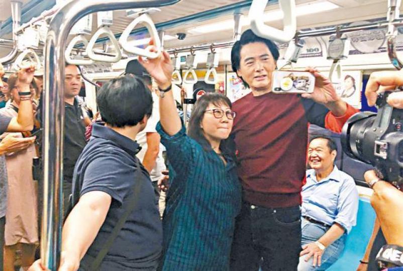 貼地的發哥昨晚坐捷運出席首映,令車廂一度逼爆。台灣《蘋果日報》發哥昨到台北宣傳仍不忘晨跑,難怪他身形甚弗。台灣《蘋果日報》 貼地的發哥昨晚坐捷運出席首映,令車廂一度逼爆。台灣《蘋果日報》發哥昨到台北宣傳仍不忘晨跑,難怪他身形甚弗。台灣《蘋果日報》