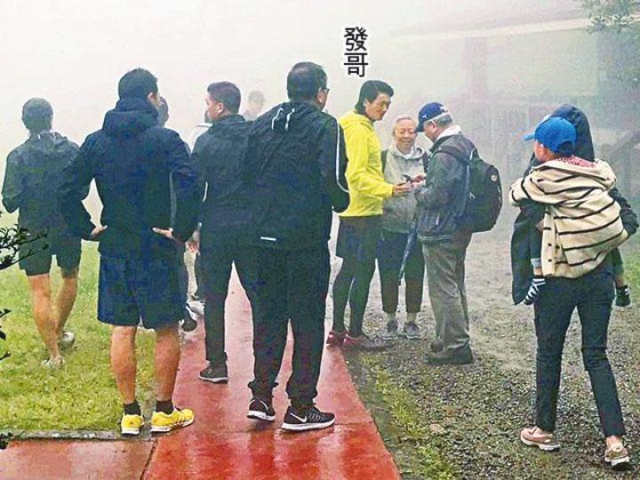 發哥昨早拉隊在陽明山跑步,引來晨運客圍觀。台灣《蘋果日報》跑完步的發哥(右)帶隊去食早餐。台灣《蘋果日報》發哥昨午外出食米芝蓮午餐。台灣《蘋果日報》親民的發哥和發嫂,前晚在台灣宣傳新片時不忘與現場跟觀眾自拍。台灣《蘋果日報》 發哥昨早拉隊在陽明山跑步,引來晨運客圍觀。台灣《蘋果日報》跑完步的發哥(右)帶隊去食早餐。台灣《蘋果日報》發哥昨午外出食米芝蓮午餐。台灣《蘋果日報》親民的發哥和發嫂,前晚在台灣宣傳新片時不忘與現場跟觀眾自拍。台灣《蘋果日報》