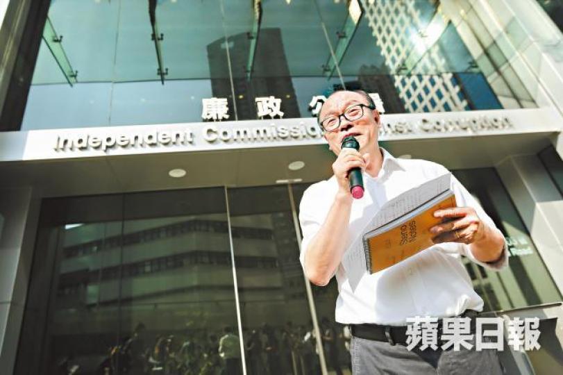 馮檢基昨到廉署舉報網台「花生台」《笑看太平山》3名主持人。何頴賢攝 馮檢基昨到廉署舉報網台「花生台」《笑看太平山》3名主持人。何頴賢攝