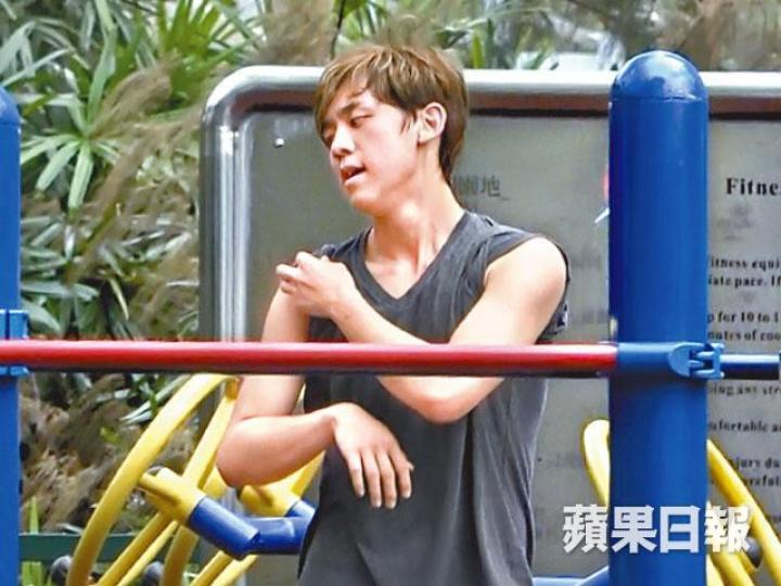 【捲袖晒臂】姜濤運動了半小時,已經汗流浹背,要捲袖晒手臂散熱。【做掌上壓】姜濤在公園做掌上壓兼又跑又跳,操弗體能備戰。【速食快餐】一直玩手機的姜濤,在便利店快速食三文治後繼續玩。姜濤(左)未減肥前是肥仔一名,還有團豬腩肉。資料圖片姜濤除了吸引不少少女fans,連主持黃心美都大讚他。資料圖片 【捲袖晒臂】姜濤運動了半小時,已經汗流浹背,要捲袖晒手臂散熱。【做掌上壓】姜濤在公園做掌上壓兼又跑又跳,操弗體能備戰。【速食快餐】一直玩手機的姜濤,在便利店快速食三文治後繼續玩。姜濤(左)未減肥前是肥仔一名,還有團豬腩肉。資料圖片姜濤除了吸引不少少女fans,連主持黃心美都大讚他。資料圖片
