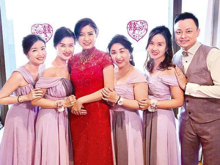 前新聞主播姚雋彥(右)擔任張文采(左三)姊妹團,見證好友成為人妻。互聯網圖片張文采昨日嫁任職消防員的老公,擺酒時進行簽紙儀式。互聯網圖片 前新聞主播姚雋彥(右)擔任張文采(左三)姊妹團,見證好友成為人妻。互聯網圖片張文采昨日嫁任職消防員的老公,擺酒時進行簽紙儀式。互聯網圖片