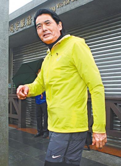 發哥噚日着住招牌螢光黃運動防風外套上陽明山跑步。台灣《蘋果日報》大批傳媒跟發哥(左二)到陽明山,場面墟冚。台灣《蘋果日報》 發哥噚日着住招牌螢光黃運動防風外套上陽明山跑步。台灣《蘋果日報》大批傳媒跟發哥(左二)到陽明山,場面墟冚。台灣《蘋果日報》