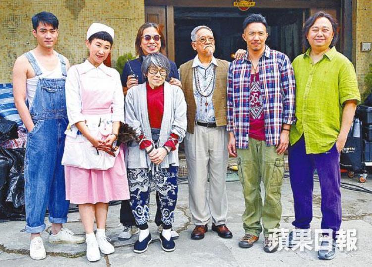 吳耀漢(右三)對兒子被女友家人阻結婚,認為「好少事」。 吳耀漢(右三)對兒子被女友家人阻結婚,認為「好少事」。