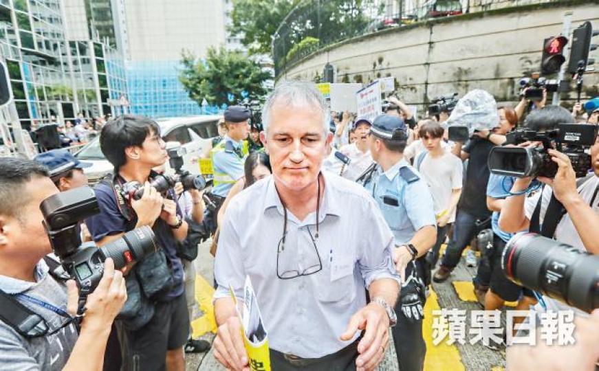 馬凱民主派在林鄭進入會議廳時抗議,高叫「捍衞新聞自由」,部份議員被逐離場。 馬凱民主派在林鄭進入會議廳時抗議,高叫「捍衞新聞自由」,部份議員被逐離場。