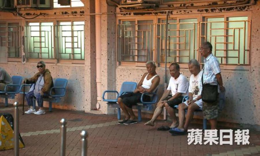 家庭成員全部滿70歲或以上的公屋寬敞戶,只要願遷至較細單位,可享終身免租。江俊豪攝 家庭成員全部滿70歲或以上的公屋寬敞戶,只要願遷至較細單位,可享終身免租。江俊豪攝