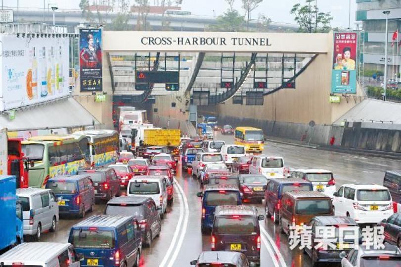 政府建議2020年起增加紅隧及東隧收費並降低西隧收費;圖為紅隧擠塞情況。張志華攝 政府建議2020年起增加紅隧及東隧收費並降低西隧收費;圖為紅隧擠塞情況。張志華攝