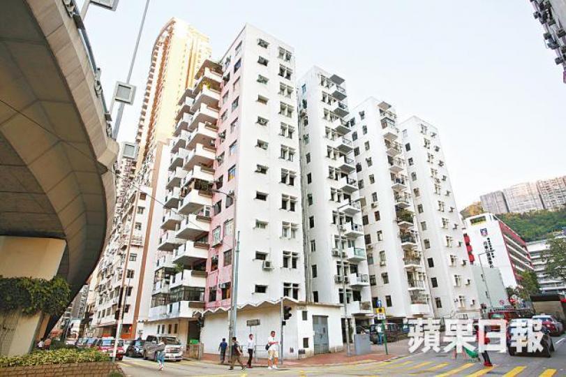 北角英皇道的公務員樓因補價高難以重建。資料圖片 北角英皇道的公務員樓因補價高難以重建。資料圖片