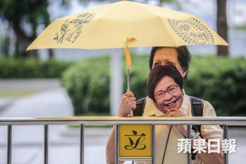 有市民在立法會外請願。 有市民在立法會外請願。