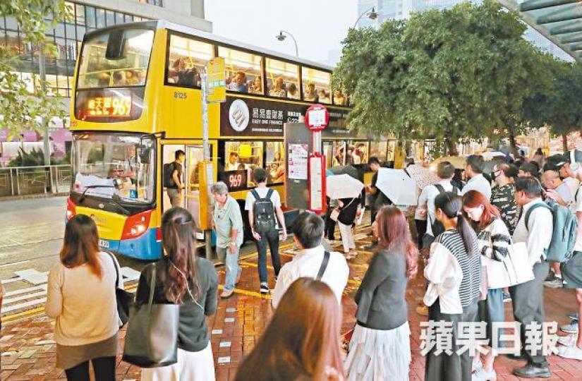 政府擬明年初豁免巴士隧道費,冀紓緩加價壓力。 政府擬明年初豁免巴士隧道費,冀紓緩加價壓力。