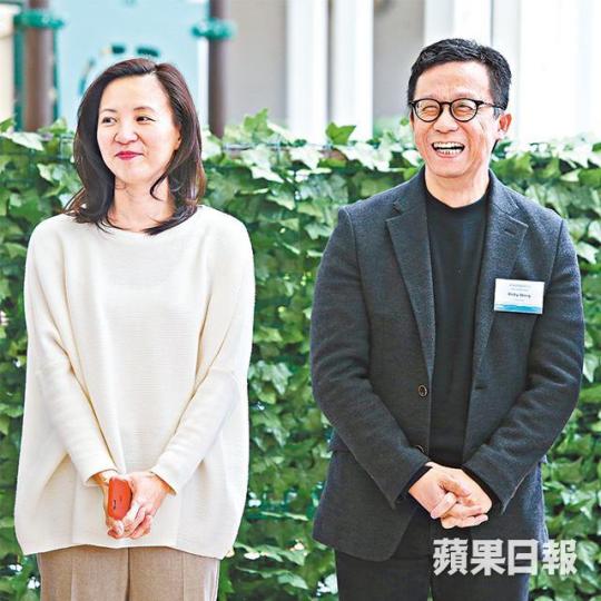 王維基與袁莎妮昨日直認婚訊,並感謝大家的關心。資料圖片王維基日前與袁莎妮同遊日本,候機時兩人全程零交流。讀者提供圖片袁莎妮與王維基12年已被本報拍到撐枱腳,但兩人至去年才承認戀情。資料圖片王維基與袁莎妮大前日入紙申請結婚。王維基昨日離開公司時,對記者提問只是微笑回應。袁莎妮為唐英年左右手多年,更曾捲入唐英年婚外情事件。資料圖片 王維基與袁莎妮昨日直認婚訊,並感謝大家的關心。資料圖片王維基日前與袁莎妮同遊日本,候機時兩人全程零交流。讀者提供圖片袁莎妮與王維基12年已被本報拍到撐枱腳,但兩人至去年才承認戀情。資料圖片王維基與袁莎妮大前日入紙申請結婚。王維基昨日離開公司時,對記者提問只是微笑回應。袁莎妮為唐英年左右手多年,更曾捲入唐英年婚外情事件。資料圖片