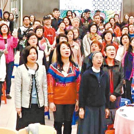 Helen(前中)曾任德雅中學校董,不時出席學校活動。 Helen(前中)曾任德雅中學校董,不時出席學校活動。