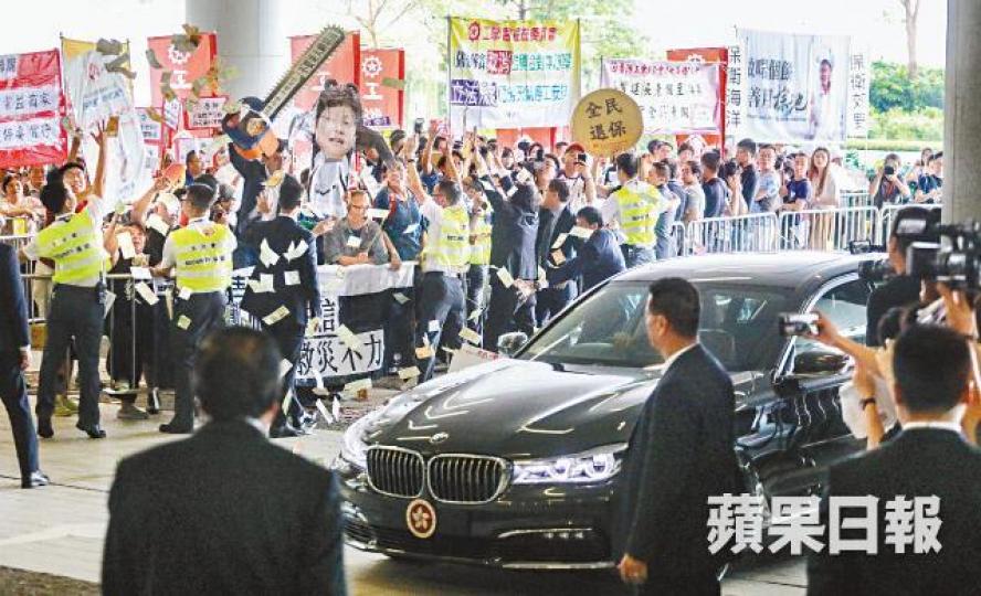 《施政報告》宣讀前,多個團體和政黨到立法會外請願,當林鄭座駕到達時,示威人士向天撒溪錢。朱永倫攝 《施政報告》宣讀前,多個團體和政黨到立法會外請願,當林鄭座駕到達時,示威人士向天撒溪錢。朱永倫攝