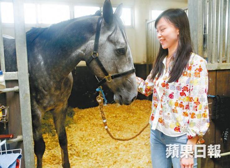 劉津津自小隨父出入馬場，並將成為最年輕馬主。