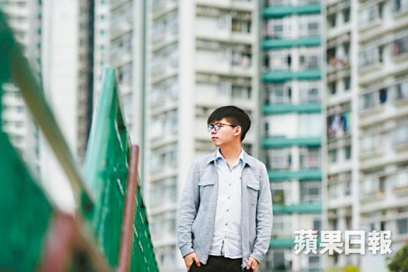 「街坊」黃之鋒關心海怡半島民生問題，盼為居民出分力。海怡半島在1991至95年間落成，是港島區第二大型的私人屋苑。資料圖片黃偉明（右）黃之鋒（左一）去年與團體請願，反對港燈在海怡半島的酒店項目。