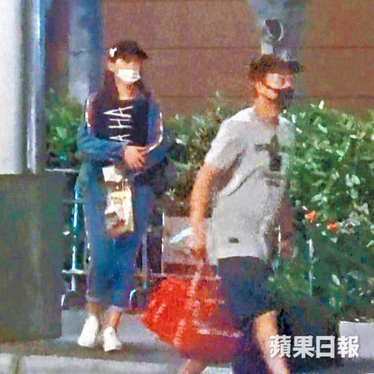 【零交流】張建聲與Kelly到停車場等車時,兩人全程零交流。【遮到實】Kelly戴上口罩、Cap帽,排隊撳錢時,全程表現低調,似是怕被人發現。DV圖片【跟住行】張建聲推着行李前往停車場,Kelly一直緊隨其後。【講電話】張建聲食完煙就不理女友,自己講電話。【返愛巢】返到愛巢附近,張建聲負責拿行李,Kelly繼續在後面做跟得夫人。對於蜜遊泰國一事,張建聲與Kelly似預先夾口供,希望關係「順其自然」。資料圖片有指張建聲早前拍攝《作家的謊言》時,暗追松岡李那。資料圖片張建聲因暗撻籃球女神方泳琳,而與 【零交流】張建聲與Kelly到停車場等車時,兩人全程零交流。【遮到實】Kelly戴上口罩、Cap帽,排隊撳錢時,全程表現低調,似是怕被人發現。DV圖片【跟住行】張建聲推着行李前往停車場,Kelly一直緊隨其後。【講電話】張建聲食完煙就不理女友,自己講電話。【返愛巢】返到愛巢附近,張建聲負責拿行李,Kelly繼續在後面做跟得夫人。對於蜜遊泰國一事,張建聲與Kelly似預先夾口供,希望關係「順其自然」。資料圖片有指張建聲早前拍攝《作家的謊言》時,暗追松岡李那。資料圖片張建聲因暗撻籃球女神方泳琳,而與