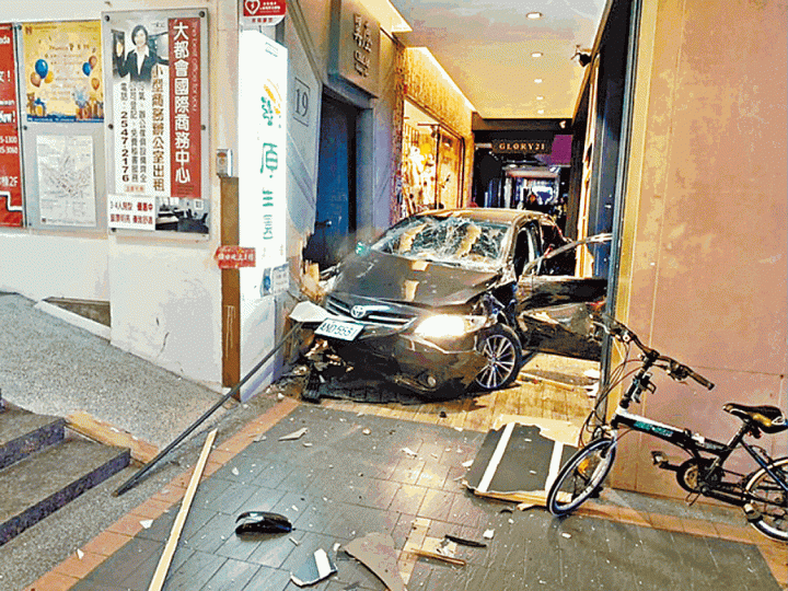 黑色房車失控衝進騎樓。台灣《蘋果日報》司機謝亞軒 黑色房車失控衝進騎樓。台灣《蘋果日報》司機謝亞軒