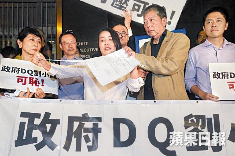 劉小麗昨撕毀選舉主任解釋為何DQ她的判決書以示不滿。王子俊攝 劉小麗昨撕毀選舉主任解釋為何DQ她的判決書以示不滿。王子俊攝