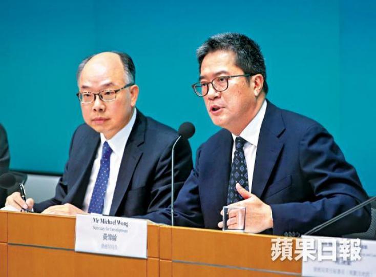 發展局長黃偉綸(右)昨強調填海工程會攤分15至20年進行;旁為運房局長陳帆。張志華攝 發展局長黃偉綸(右)昨強調填海工程會攤分15至20年進行;旁為運房局長陳帆。張志華攝