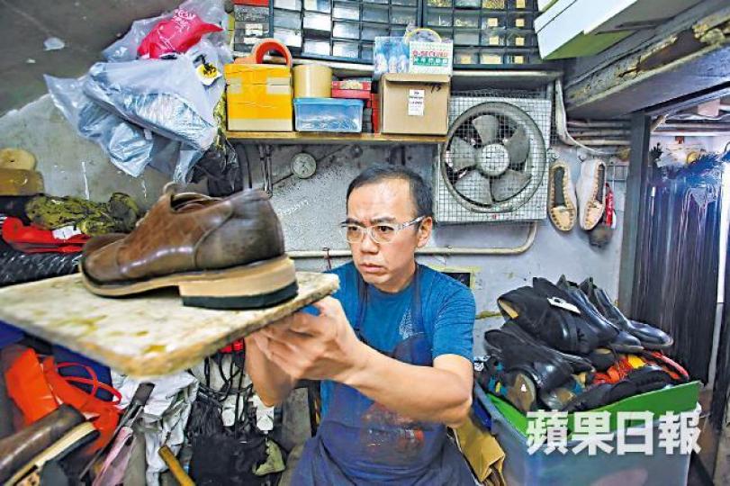 蘇永權將每雙鞋視作藝術品,務求修補後的位置不留半分瑕疵。梁瑞帆攝兩夫婦接手根記廿多年,並肩撐起這丁方小店。待修理的鞋會先掛上號碼牌以作識別。交給蘇永權修補的鞋中,不乏知名牌子。補鞋用的牛筋線,備有較冷門的黃、綠色。為爛鞋縫補破口,全靠一部衣車。 蘇永權將每雙鞋視作藝術品,務求修補後的位置不留半分瑕疵。梁瑞帆攝兩夫婦接手根記廿多年,並肩撐起這丁方小店。待修理的鞋會先掛上號碼牌以作識別。交給蘇永權修補的鞋中,不乏知名牌子。補鞋用的牛筋線,備有較冷門的黃、綠色。為爛鞋縫補破口,全靠一部衣車。