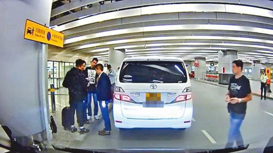 警方放蛇乘中港「白牌」七人車至西九龍站,付錢後隨即表露身份拘捕司機及扣車。讀者提供圖片 警方放蛇乘中港「白牌」七人車至西九龍站,付錢後隨即表露身份拘捕司機及扣車。讀者提供圖片