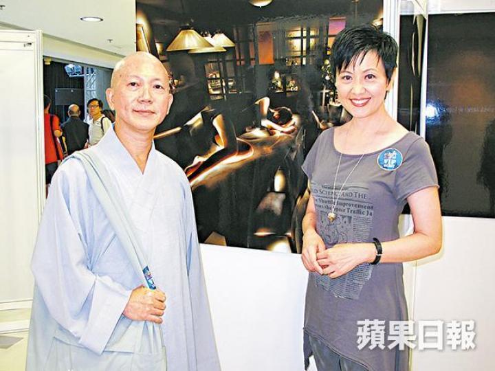 廖安麗和常霖法師今日都會出席大女在墨爾本的婚禮。資料圖片廖安麗大女葉懿德貼出和未婚夫的拖手相放閃。互聯網圖片 廖安麗和常霖法師今日都會出席大女在墨爾本的婚禮。資料圖片廖安麗大女葉懿德貼出和未婚夫的拖手相放閃。互聯網圖片