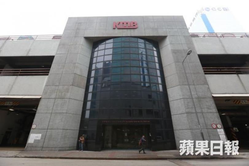 九巴及龍運巴士昨宣佈由即日起,所有全職女性員工可享的有薪產假,由10星期延長至14星期。 九巴及龍運巴士昨宣佈由即日起,所有全職女性員工可享的有薪產假,由10星期延長至14星期。
