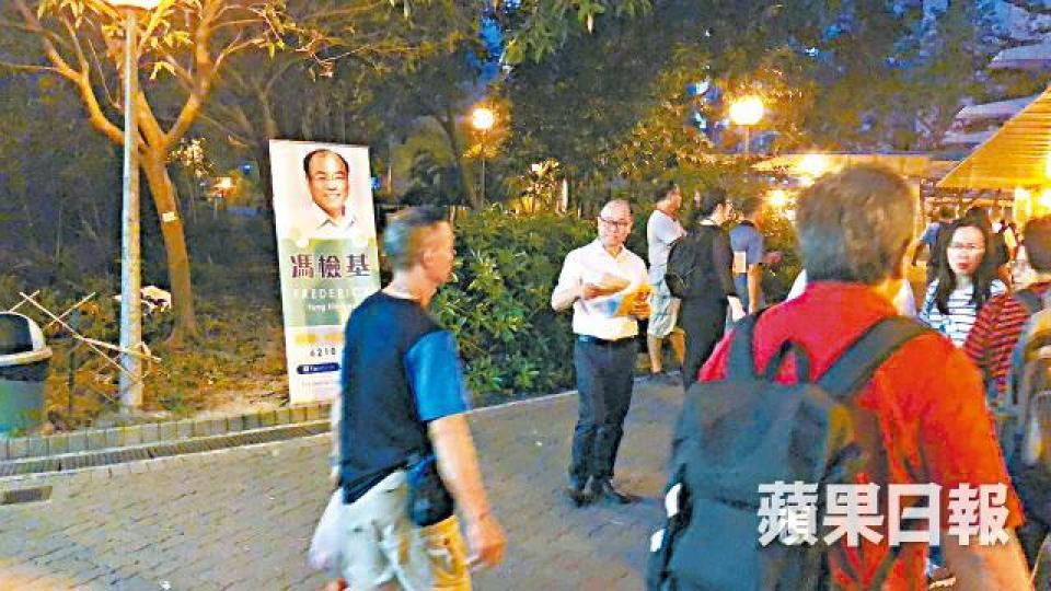 馮檢基早前於長沙灣開街站宣傳,遭途人狠斥無恥。 馮檢基早前於長沙灣開街站宣傳,遭途人狠斥無恥。
