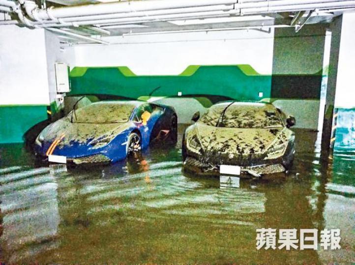 將軍澳嘉悅停車場兩部林寶堅尼在水退後慘成泥牛。 將軍澳嘉悅停車場兩部林寶堅尼在水退後慘成泥牛。