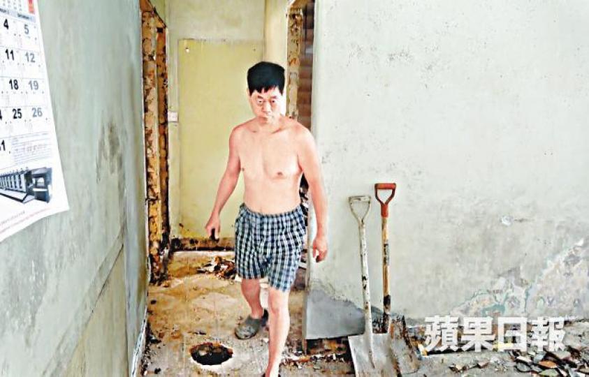 馬環村黃先生寓所水土流失,須鑿地洞填補地底。 馬環村黃先生寓所水土流失,須鑿地洞填補地底。