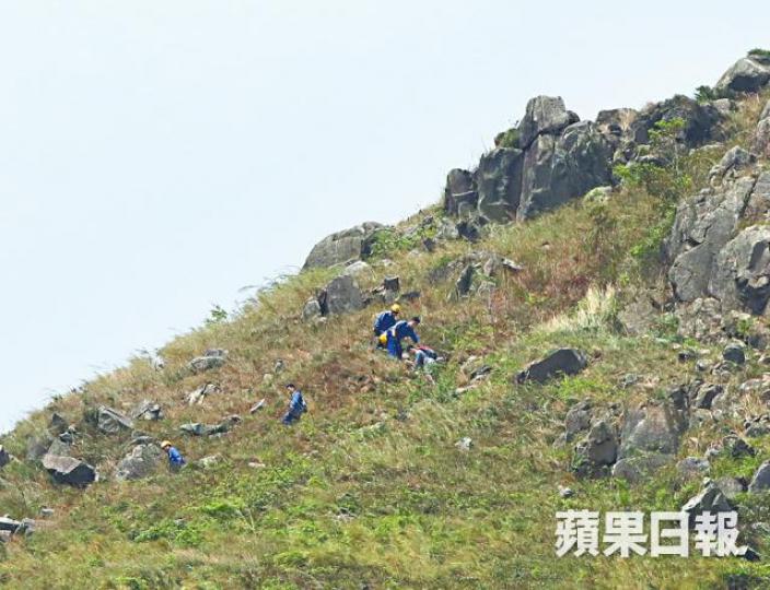 消防員接報協助兩人下山。簡明恩攝 消防員接報協助兩人下山。簡明恩攝