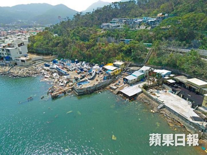上月遭山竹蹂躪的白沙灣一泊船場,巨浪把數十艘船沖上岸,至本月4日仍未有人清理。徐雲庭攝 上月遭山竹蹂躪的白沙灣一泊船場,巨浪把數十艘船沖上岸,至本月4日仍未有人清理。徐雲庭攝
