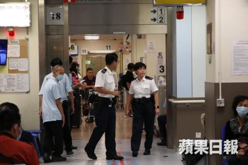 10歲男童吊頸送院不治,警方到急症室調查。 10歲男童吊頸送院不治,警方到急症室調查。