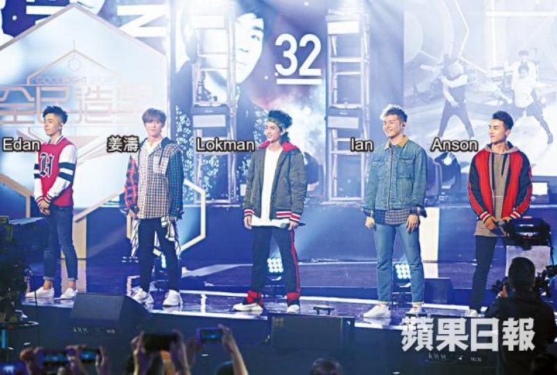 ViuTV節目《全民造星》昨晚舉行總決賽,十子在歡呼聲中登場。Eric Kwok(左)與麥秋成作為星級導師,睇好肥仔是黑馬代表。卓韻芝是其中一位星級導師,昨晚晒腿現身。劉美君當參賽者是兒子。李幸倪是昨晚總決賽的表演嘉賓。 ViuTV節目《全民造星》昨晚舉行總決賽,十子在歡呼聲中登場。Eric Kwok(左)與麥秋成作為星級導師,睇好肥仔是黑馬代表。卓韻芝是其中一位星級導師,昨晚晒腿現身。劉美君當參賽者是兒子。李幸倪是昨晚總決賽的表演嘉賓。