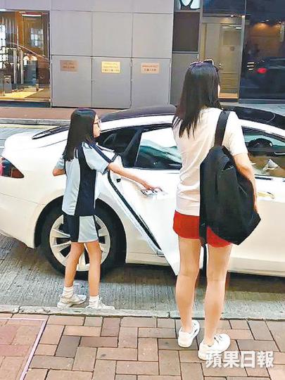 已47歲的劉小慧,從背面看來仍然是一名少女。讀者提供圖片身穿白tee加短褲的劉小慧,與細女一齊行街。讀者提供圖片蘇志威與劉小慧結婚21年,一家四口生活幸福。微博圖片劉小慧(右)與關淑怡都曾是「寶麗金七小花」。資料圖片 已47歲的劉小慧,從背面看來仍然是一名少女。讀者提供圖片身穿白tee加短褲的劉小慧,與細女一齊行街。讀者提供圖片蘇志威與劉小慧結婚21年,一家四口生活幸福。微博圖片劉小慧(右)與關淑怡都曾是「寶麗金七小花」。資料圖片