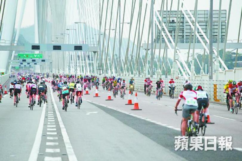 有單車節參加者指賽道上的雪糕筒影響踩單車,大會稱明年會檢討相關安排。張志華攝車手罕有在公路橋上踩單車,無不表現興奮。有車手在終點前最後一個彎位不慎炒車。朱永倫攝大會設有家庭組活動,吸引一家大細參與。 有單車節參加者指賽道上的雪糕筒影響踩單車,大會稱明年會檢討相關安排。張志華攝車手罕有在公路橋上踩單車,無不表現興奮。有車手在終點前最後一個彎位不慎炒車。朱永倫攝大會設有家庭組活動,吸引一家大細參與。