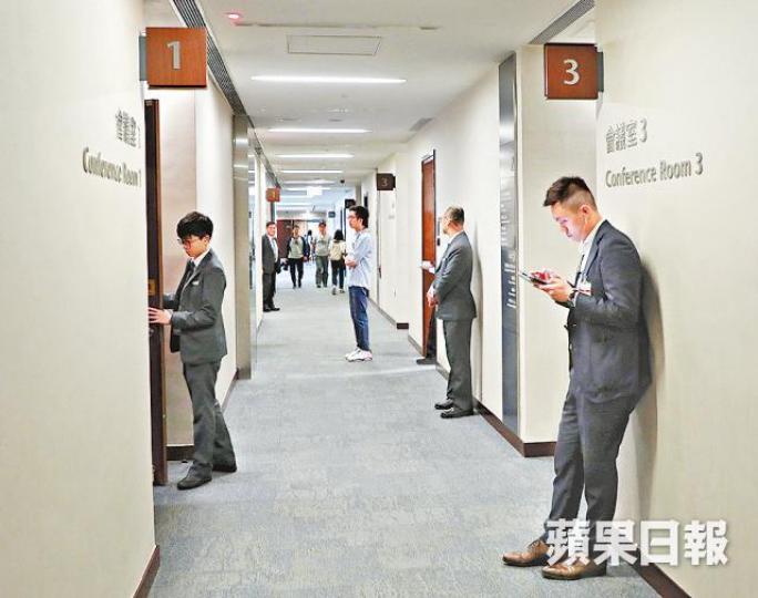 政府「狗仔隊」未因搶手機風波而收斂,反而調整對策改派男性駐守。資料圖片 政府「狗仔隊」未因搶手機風波而收斂,反而調整對策改派男性駐守。資料圖片