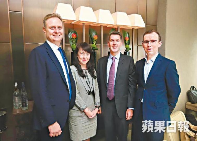 保柏香港總經理梅康信(左)指自願醫保扣稅優惠措施吸引。 保柏香港總經理梅康信(左)指自願醫保扣稅優惠措施吸引。